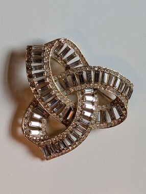 Unsigned Vtg Crystal Knot Brooch Pin